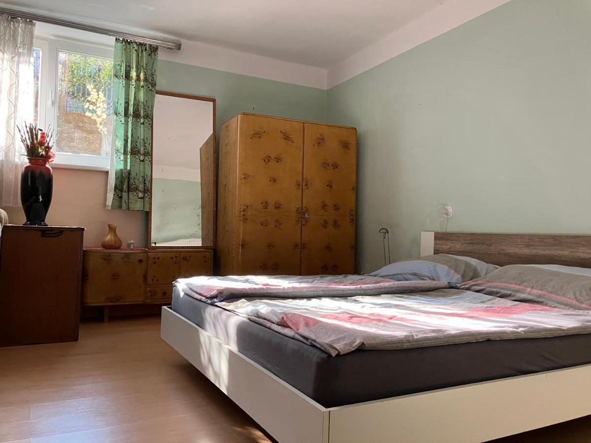 Garden View Apartment Znojmo Luaran gambar
